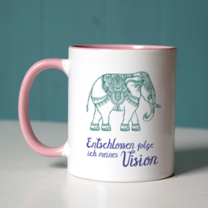 Kraftvolle Affirmation „Entschlossen folge ich meiner Vision“ mit indischem Elefant auf rosa Tasse