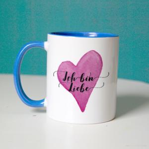 Affirmation "Ich bin Liebe" auf einer blauen Tasse
