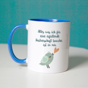 Affirmation "Alles was ich für eine erfüllende Partnerschaft brauche, ist in mir" mit Vogel auf einer blauen Tasse