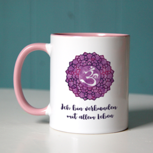 "Ich bin verbunden mit allem Leben" mit Chakra-Symbol auf rosa Tasse