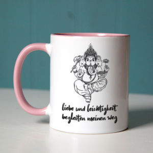 Affirmation "Liebe und Leichtigkeit begleiten meinen Weg" mit indischer Gottheit Ganesha auf einer rosa Tasse