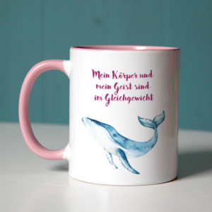 Glaubenssatz "Mein Körper und mein Geist sind im Gleichgewicht" mit Wal-Aquarell auf rosa Tasse